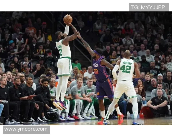 第5犯!杰伦·布朗挥肘打到曼恩被吹进攻犯规 绿军选择挑战但失败